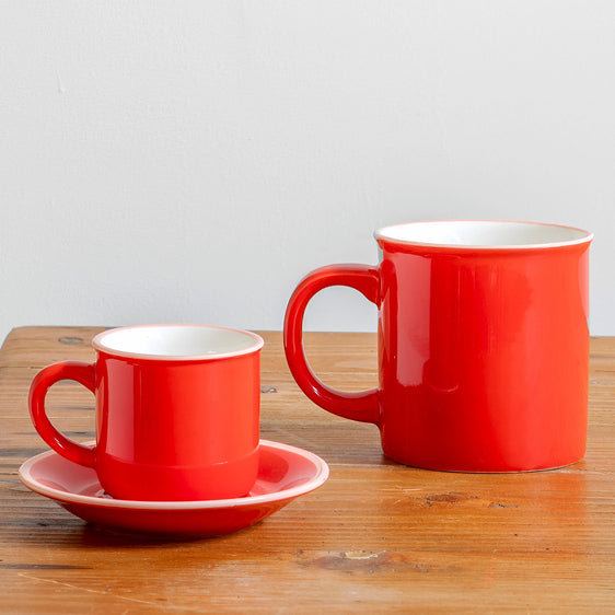 Taza de desayuno roja con filo rosa