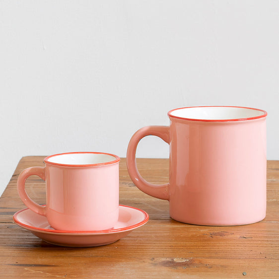 Taza de desayuno rosa con filo rojo